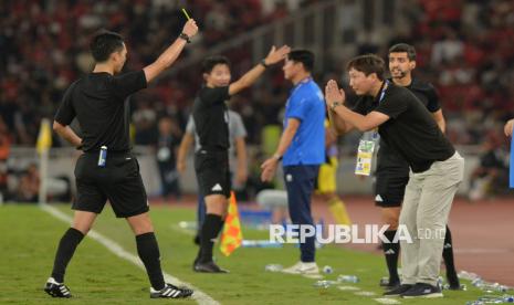 kontroversi-vietnam,-giliran-pelatih-pancing-emosi-indonesia,-halangi-lemparan-ke-dalam-robi-darwis