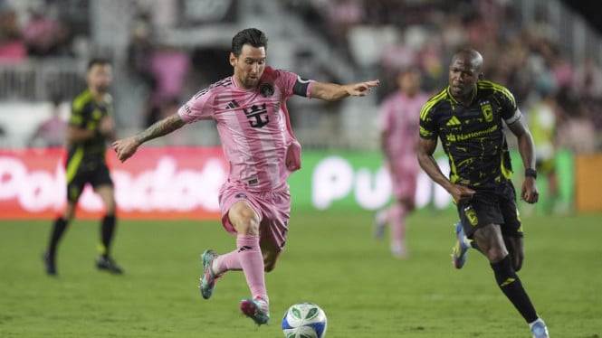 momen-lionel-messi-dan-istri-tersipu-malu-keciduk-‘kiss-cam’-di-konser-coldplay