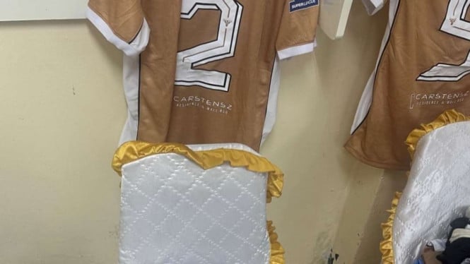 semen-padang-kalahkan-dewa-united,-sorotan-justru-ke-kondisi-locker-room-stadion-haji-agus-salim,-ada-kursi-kondangan?