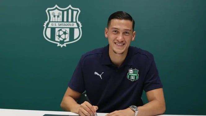 rekrutan-termahal-cuma-di-bangku-cadangan,-debut-jay-idzes-di-sassuolo-tertunda