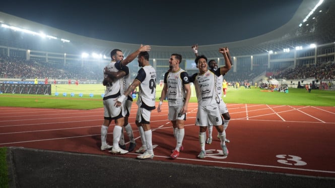 klasemen-super-league:-persija-bertahan-di-puncak,-persib-tercecer-di-papan-tengah