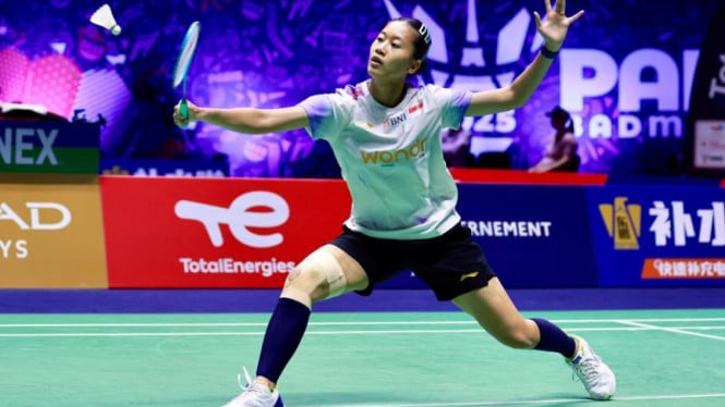 drama-indonesia-vs-indonesia-di-kejuaraan-dunia!-putri-kw-hadapi-pusarla-sindhu-yang-dilatih-irwansyah