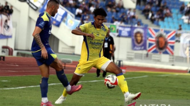 bojan-hodak-ungkap-kunci-persib-tekuk-arema-fc-dengan-10-pemain