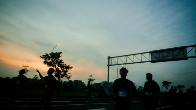 pln-electric-run-2025-teguhkan-komitmen-energi-bersih,-ribuan-pelari-ramaikan-ice-bsd