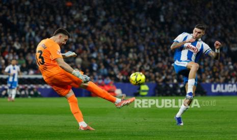 barcelona-menang-di-derbi-katalunya,-hansi-flick-puji-kiper-joan-garcia