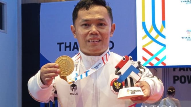 tampil-perdana,-hilman-antar-indonesia-raih-emas-di-para-powerlifting-asean-para-games-2025