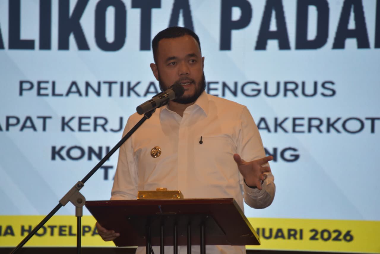 Wali Kota Padang Fadly Amran menghadiri pelantikan Pengurus Komite Olahraga Nasional Indonesia (KONI) Kota Padang periode 2025–2029, yang digelar di Axana Hotel Padang, Kamis (15/1/2026).