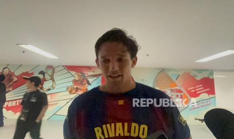 irfan-bachdim-dan-arthur-irawan-nikmati-momen-satu-lapangan-dengan-legenda-sepak-bola-dunia-di-gbk