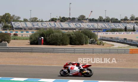 indonesia-raya-berkumandang-di-sirkuit-jerez-spanyol-usai-kiandra-ramadhipa-juarai-kelas-moto-4