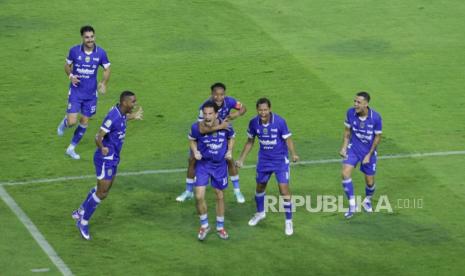 persib-bangkit-dramatis,-tundukkan-bhayangkara-4-2-dan-kembali-ke-puncak-klasemen-super-league
