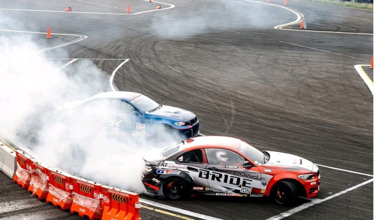 bikin-mobil-bermesin-besar-‘menari’,-drifter-kembar-13-tahun-ini-sabet-juara-di-bandung