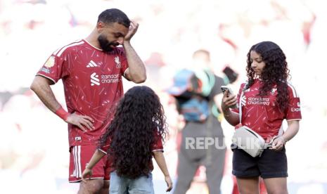 sujud-terakhir-di-anfield,-momen-haru-perpisahan-mohamed-salah-bersama-liverpool