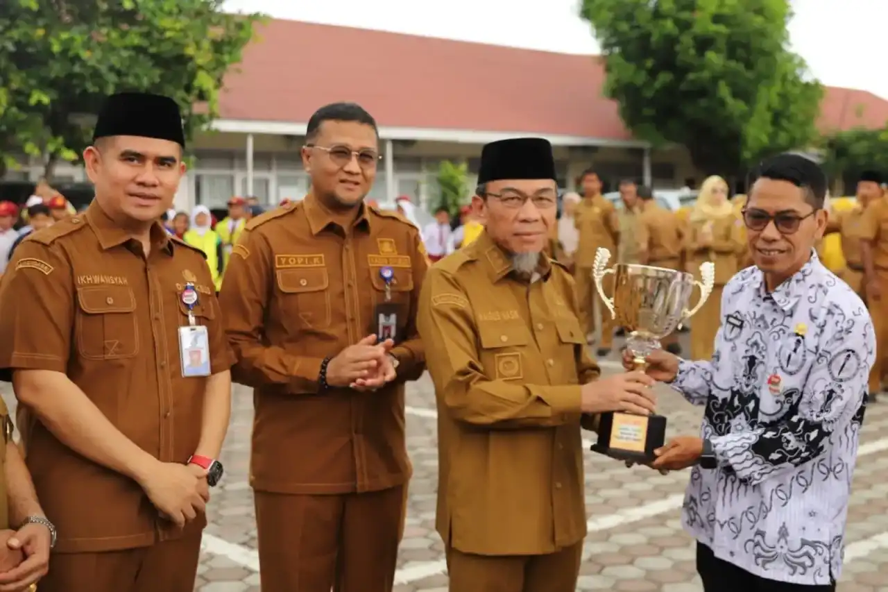 wawako-maigus-nasir-serahkan-piala-pemenang-o2sn-kota-padang-2026