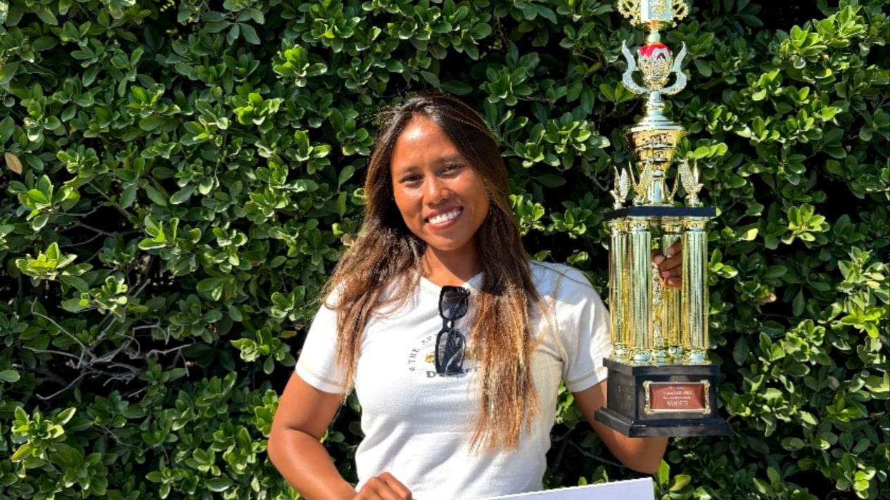 pecah-rekor!-dhea-natasya-cetak-sejarah-untuk-indonesia,-tembus-elite-dunia-wsl-longboard-tour