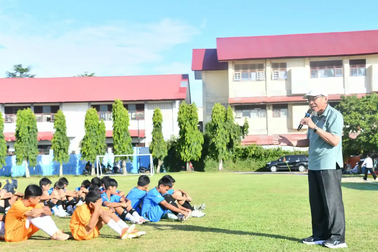 cetak-bibit-atlet-muda,-pemko-padang-gelar-turnamen-sepak-bola-ku-14